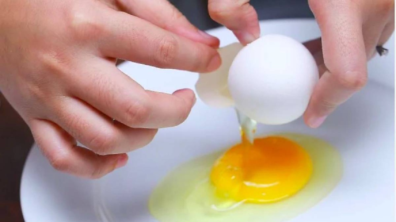 Kırdığınız yumurta bu şekilde görünüyorsa hemen çöpe atın! Çoğu kişi bilmiyor: Zehirlenebilirsiniz