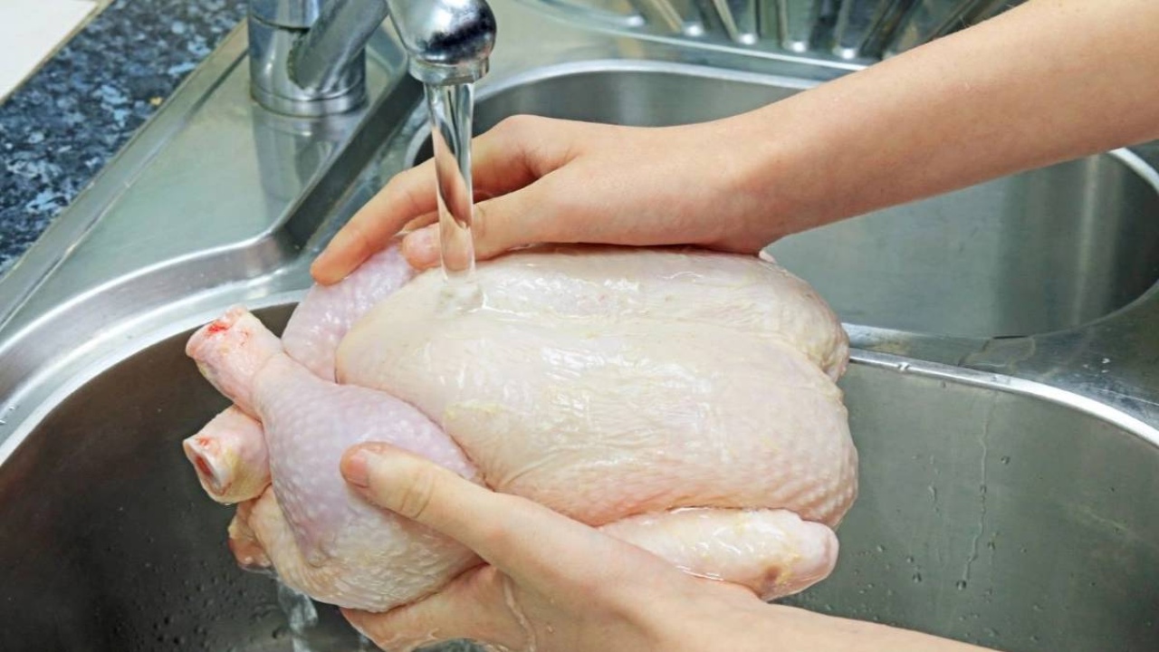 Yıllarca yanlış yapılmış! Sakın bu besinleri yıkamayın! Yıkandığında temizlenmiyor zehre dönüşüyor