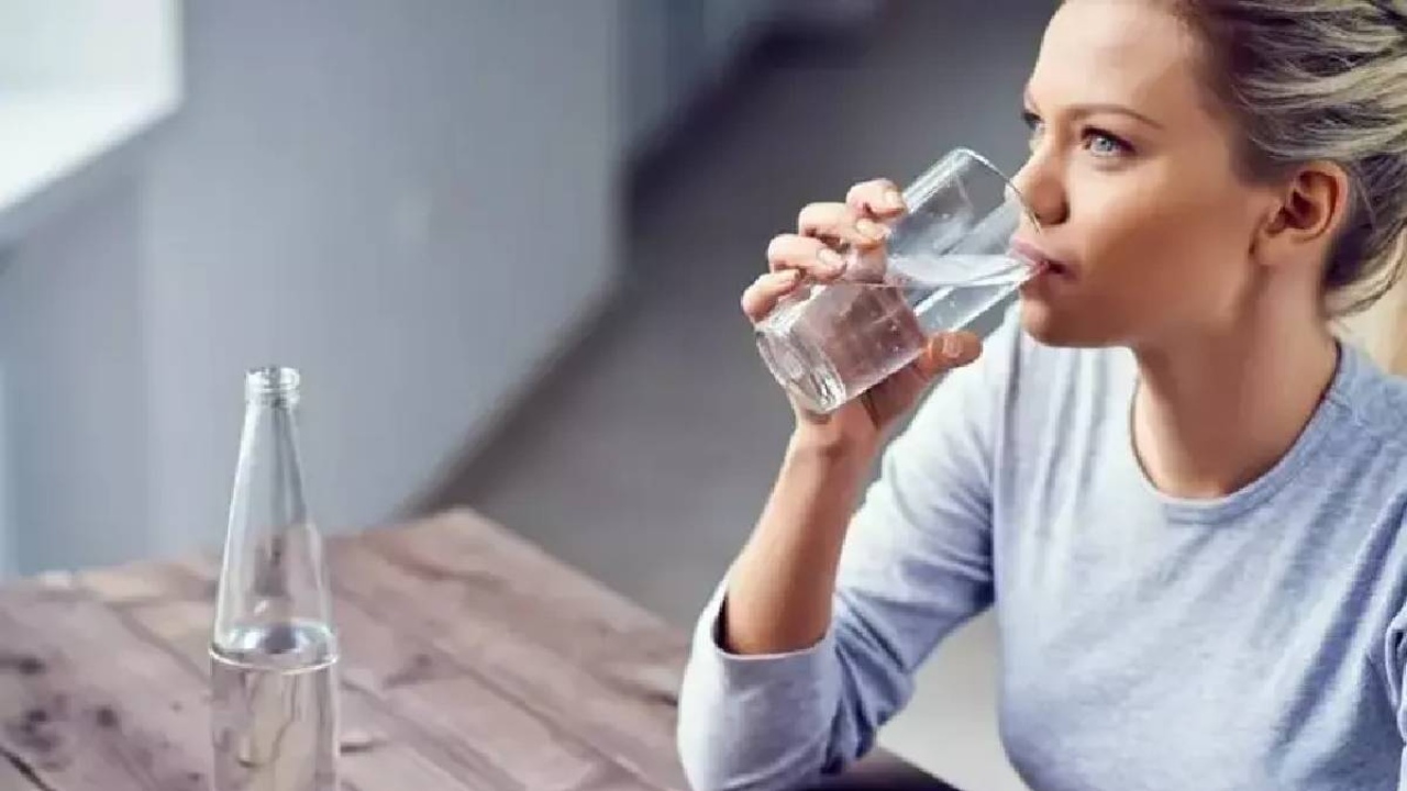 Yararlı diye lıkır lıkır içiyoruz fakat organları çürütüyor! Herkesin dolabından eksik olmaz: Kemikleri bile e