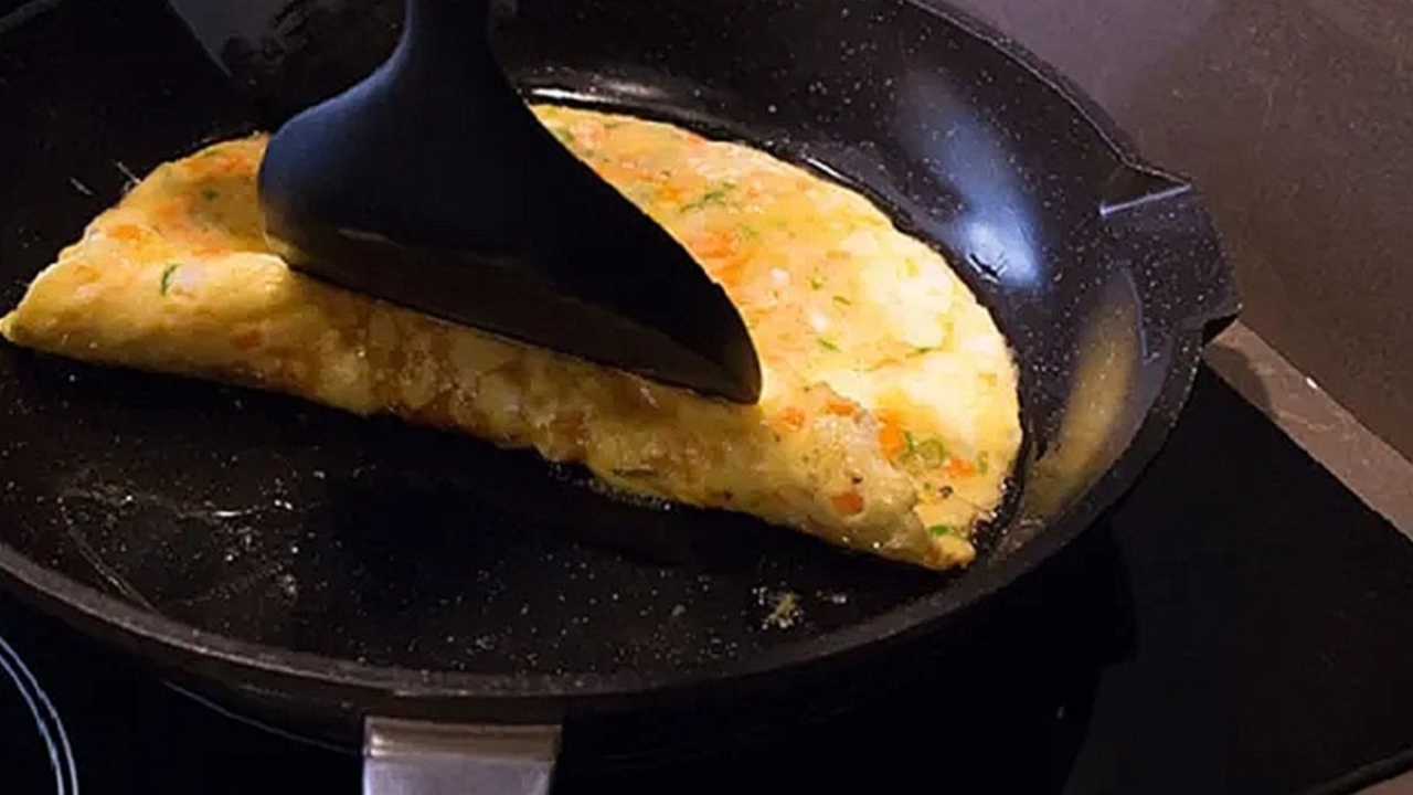 Yıllardır kendi elimizle kansere davetiye çıkarmışız! Omlet yaparken sakın bu hataya düşmeyin: Adeta zehir yiy