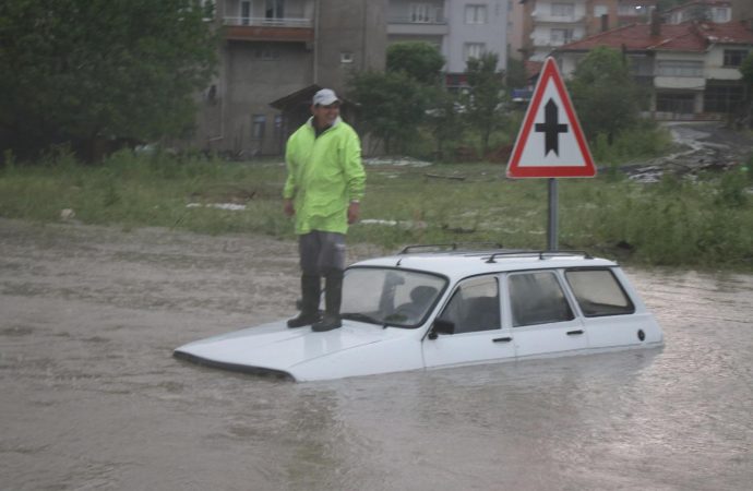 Yağmur ve dolu Kütahya'da yaşamı zorlaştırdı