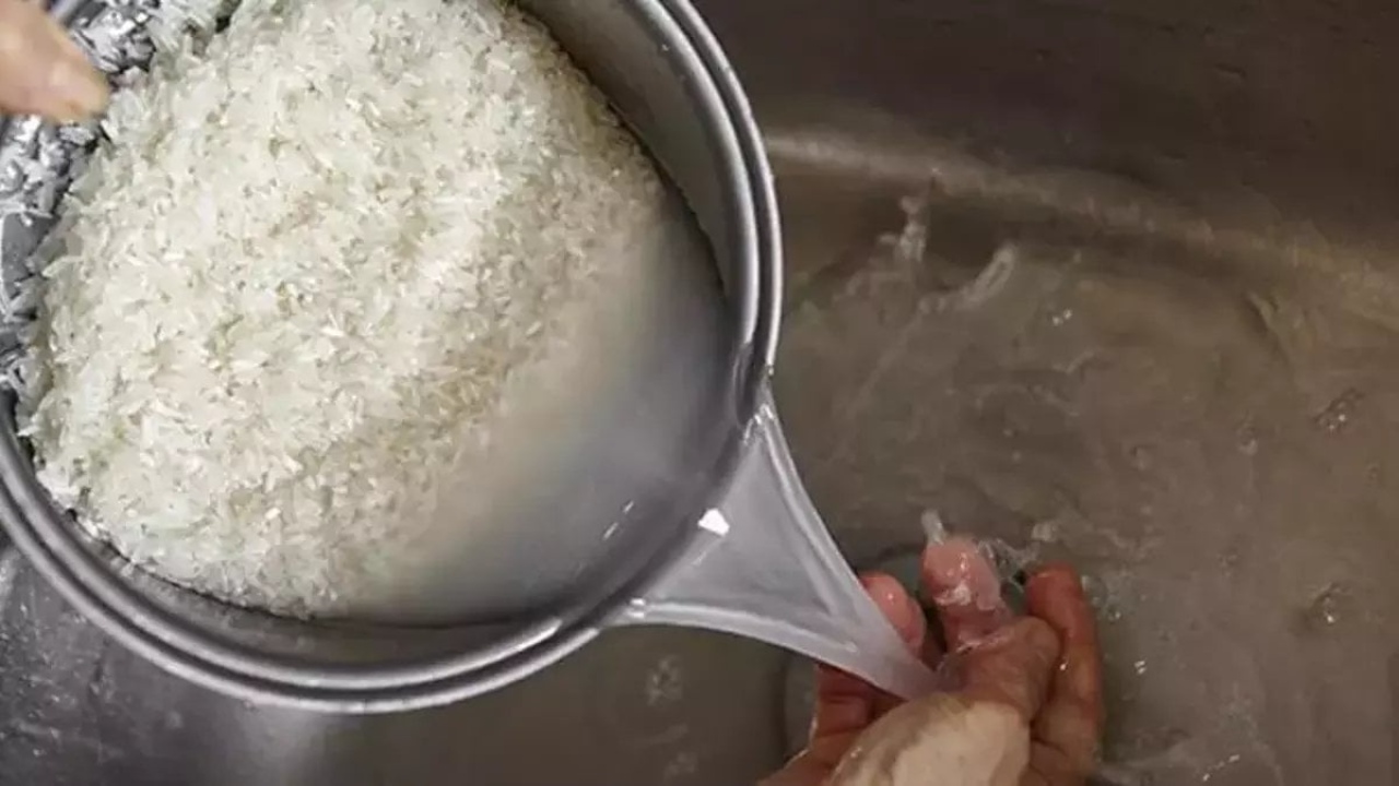 Islattığınız pirincin suyunu sakın dökmeyin! Çamaşır suyundan bile etkili, böyle kullanırsa ışıl ışıl parlatıy