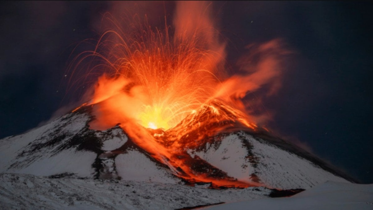 Etna Yanardağı: Sicilya'nın Alev Kusan Doğal Harikası