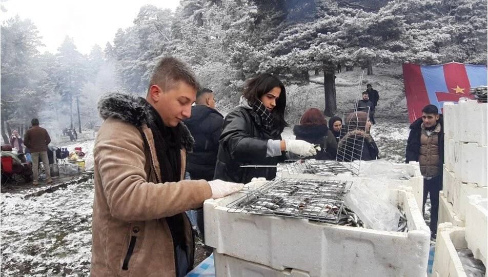 Bolu'da kar altında hamsi festivali yoğun ilgi gördü! Tonlarca hamsi tüketildi
