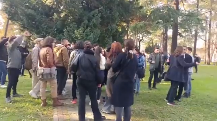 Tepki çeken olay! Yılbaşı ağacı süslemek isteyen öğrencilere güvenlik görevlileri müdahale etti