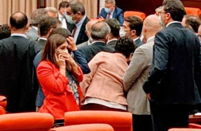 Yumruklu saldırı! MHP’li Olcay Kılavuz Özgür Özel’den özür diledi