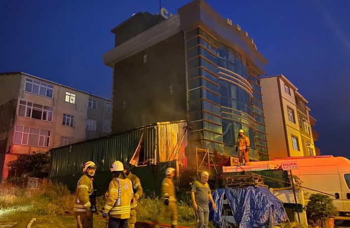 Ataşehir’de ambalaj deposunda yangın paniği