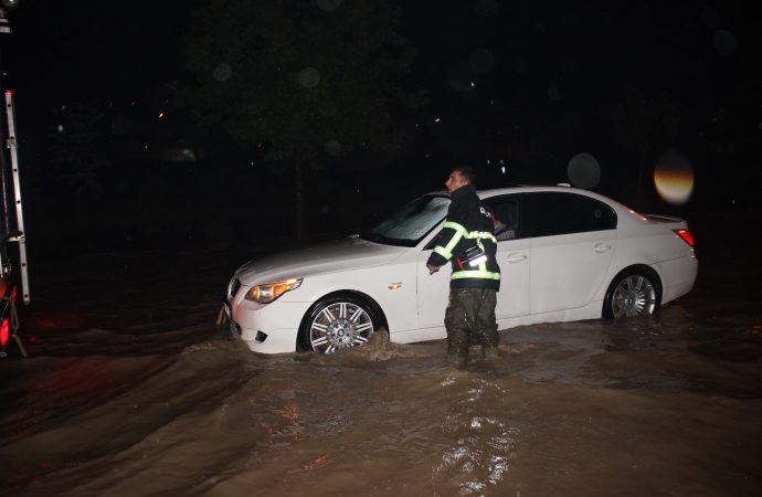 Sağanak ve dolu etkili oldu, yollar göle döndü