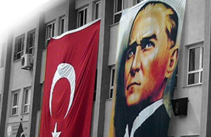 23 Nisan’da Türk Bayrağı asan öğretmene soruşturma