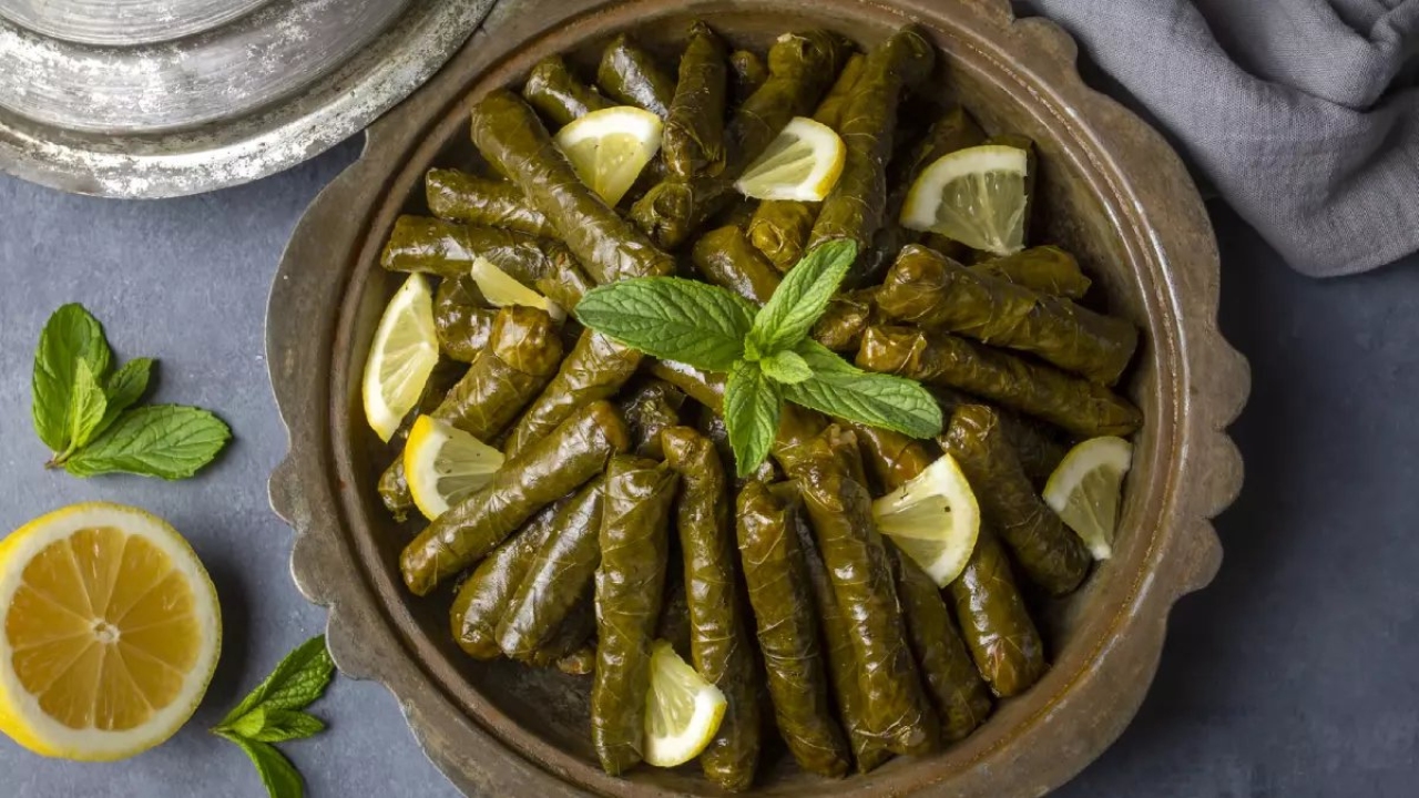 Sarmaları tencereden kalıp gibi çıkaran yöntem! Bu taktikle yaprakların rengi de asla kararmayacak