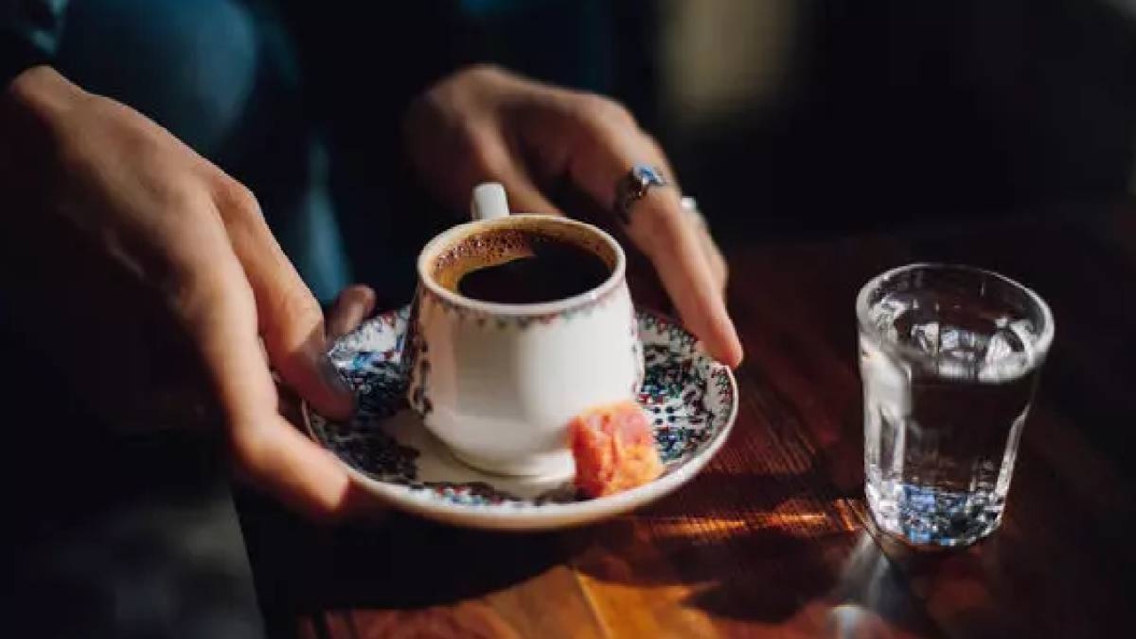 Kahvenin yanında neden su verilir çok hayret edeceksiniz! Nedeni ta Osmanlı'ya dayanıyormuş: Bakın ne kadar in