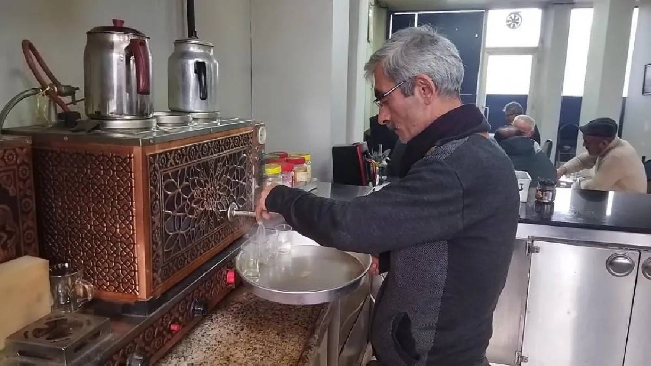 Çayın memleketinde yarım çay satışı... Kahve sahibi astığı yazıyla şaşırttı, sebebi ise daha garip