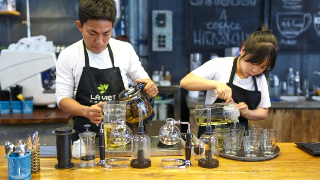 Barmen Ne Demek: İçki Uzmanlarının Görevleri ve Sorumlulukları