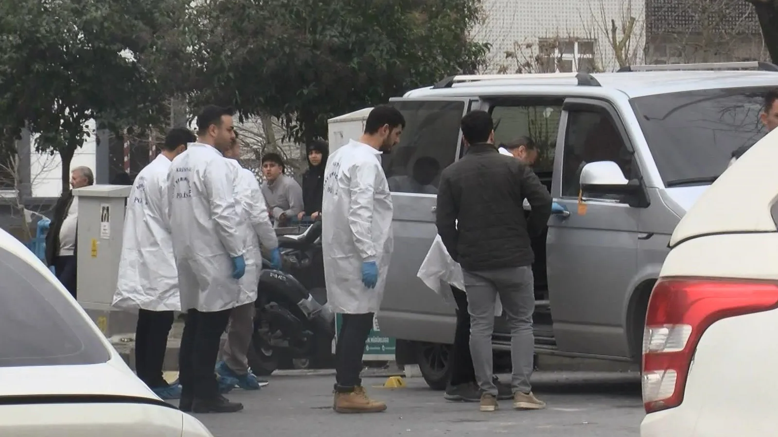 Teksas değil Sultangazi! Sokak ortasında kalaşnikoflarla çatıştılar: Bir çocuk yaralandı
