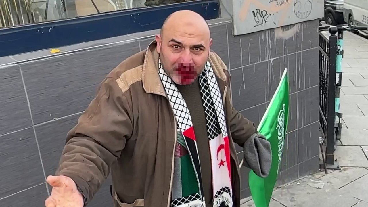 Suudi Arabistan bayrağına benzer bayrak taşıyan şahsa “Arap Sevicisin” diyerek yüzüne yumruk attı
