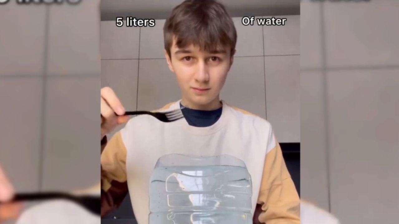 Çatal ile 5 litrelik suyu içmek ne kadar sürer? Bir kişi bunu denedi: O anları videoya aldı