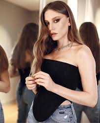 Aşk Rüzgarı Esti! Serenay Sarıkaya ve Kerem Bursin! Aşk yaktı geçti!