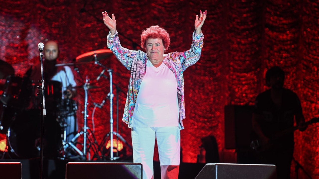 Selda Bağcan, başörtüsü takıp sahneye çıktı! Konser tarzı olay oldu! Sosyal medyaya damga vurdu!