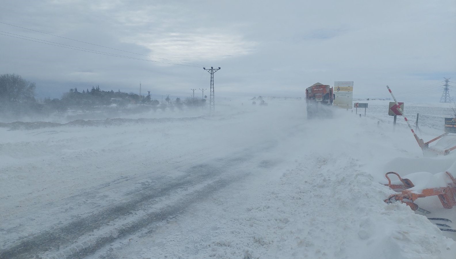 Tekirdağ'da kar yolları kapattı: 10 mahalleye ulaşım sağlanamıyor