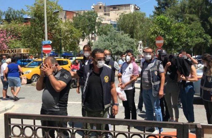 Aydın'da ev basıp bıçak tehdidiyle gasp yapan hırsızlar yakalandı