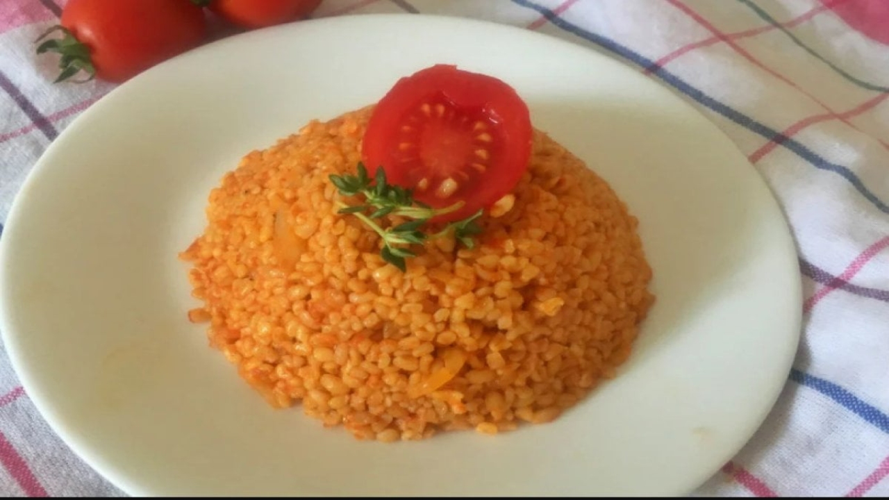 Domatesli Bulgur Pilavı: Lezzetin Taçlandığı Bir Tarif