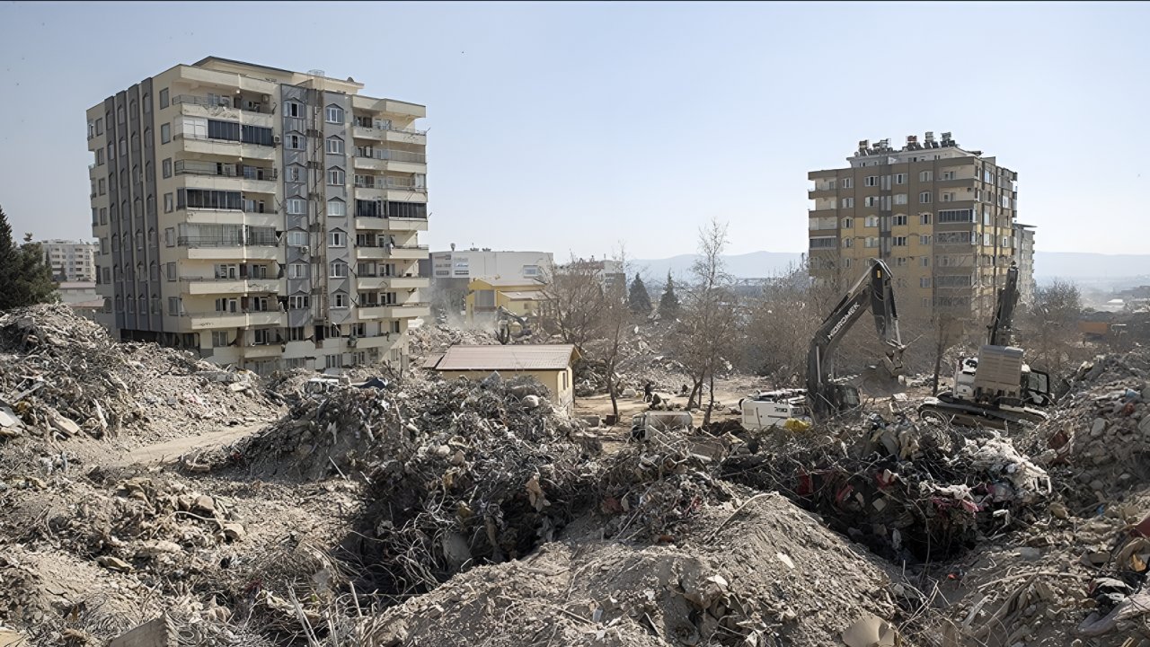 Depremde 60 kişiye mezar olan Hacı Ömer Apartmanı davasında gelişme
