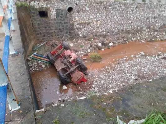 Muğla'da iş makinası kanala düştü