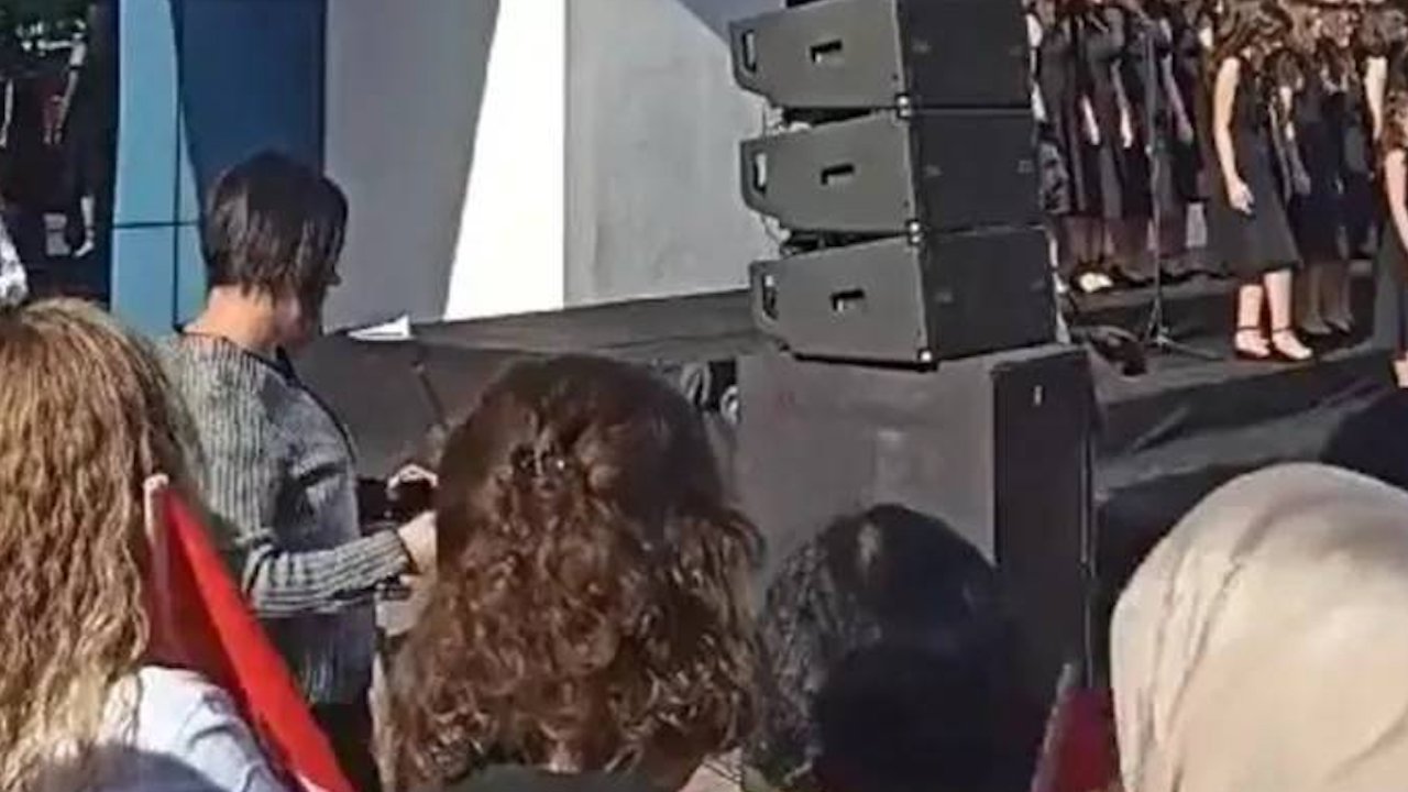 Cumhuriyeti savunan öğretmen Emine Karakaş hedef gösterilmişti: MEB görevden aldı