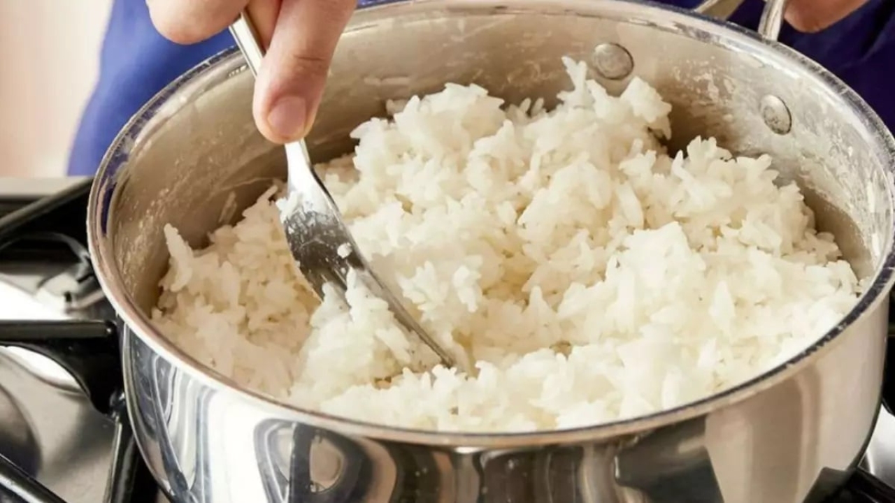 Pilav yaparken herkes bu hatayı yapıyor! Yıllardır yanlış biliyormuşuz