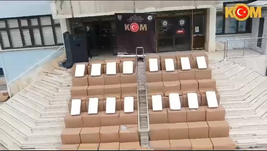 Denizli'de kaçakçılık operasyonu! 1 milyon 842 bin 500 tütün dolu makaron