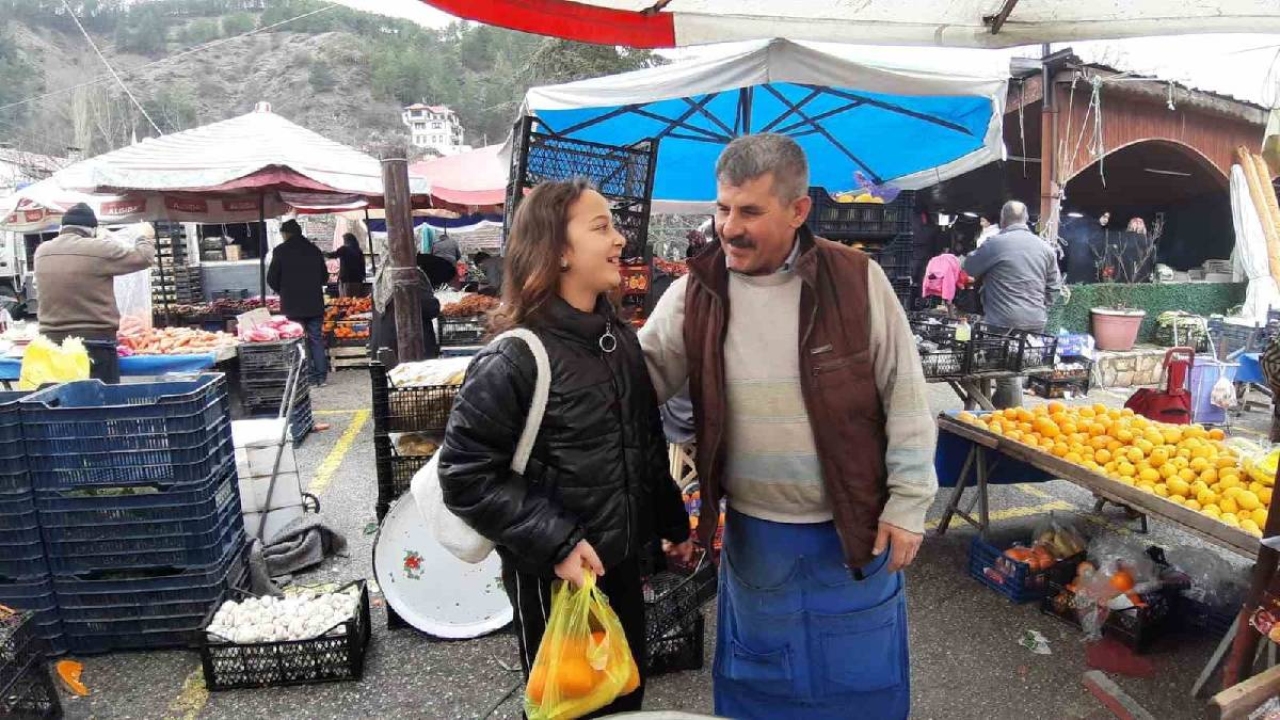 Takdir belgesi getirene meyve ücretsiz! Halk pazarında esnaf tabelayı astı: Ücretsiz muz, mandalina, portakal 