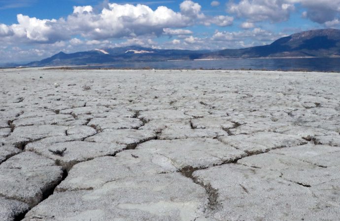 Burdur Gölü’nün Kenarına ‘ölüyorum’ Yazdı
