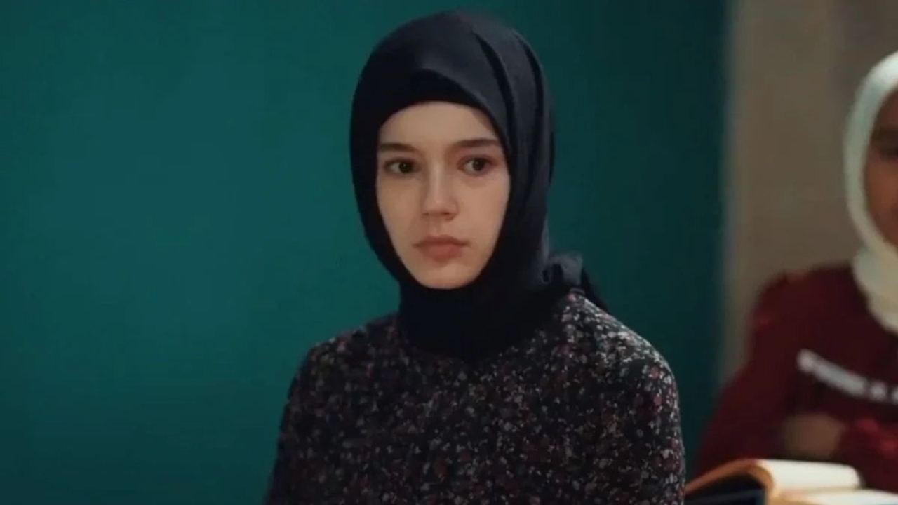 Kızıl Goncalar'ın kara kuzusu Zeynep bakın daha önce hangi dizide oynamış? Mina Demirtaş duru güzelliğiyle hay