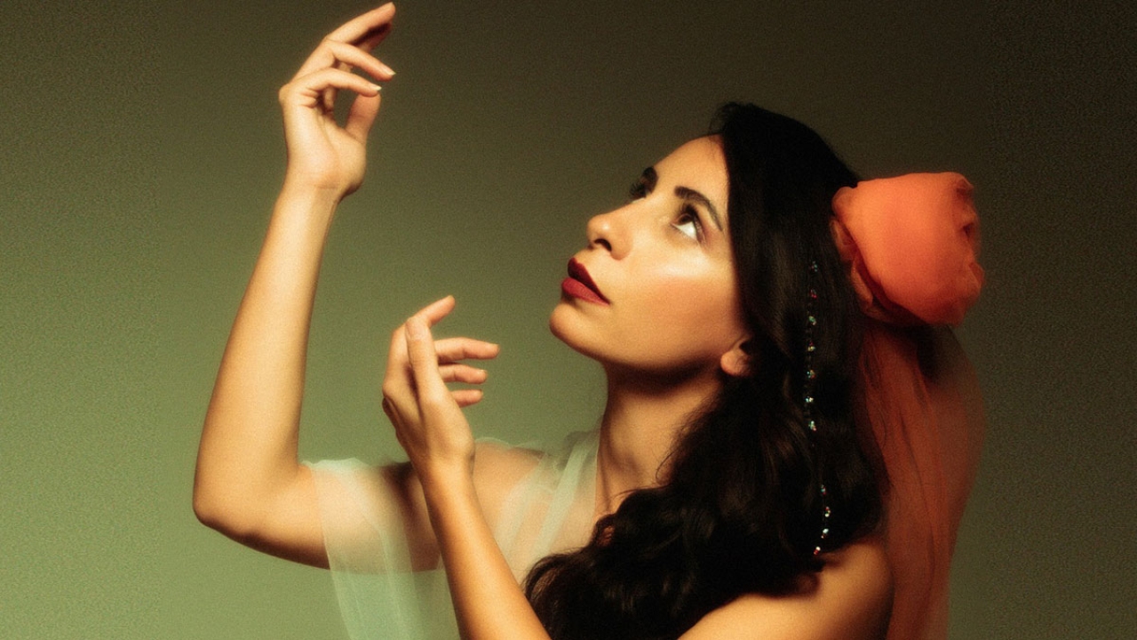Şevin Tepe Gümüşhane yöresinin 'Güzeller'ini seslendirdi