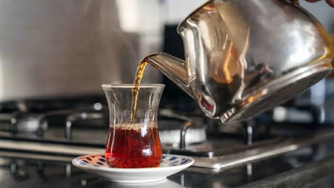Çay demlerken bir tutam atın, semaver çayı gibi oluyor! Uzmanlar işin sırrını verdi: Bardak bardak içseniz de 