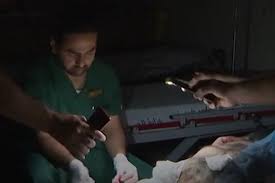 Filistin'de cep telefonu ışığıyla tedavi