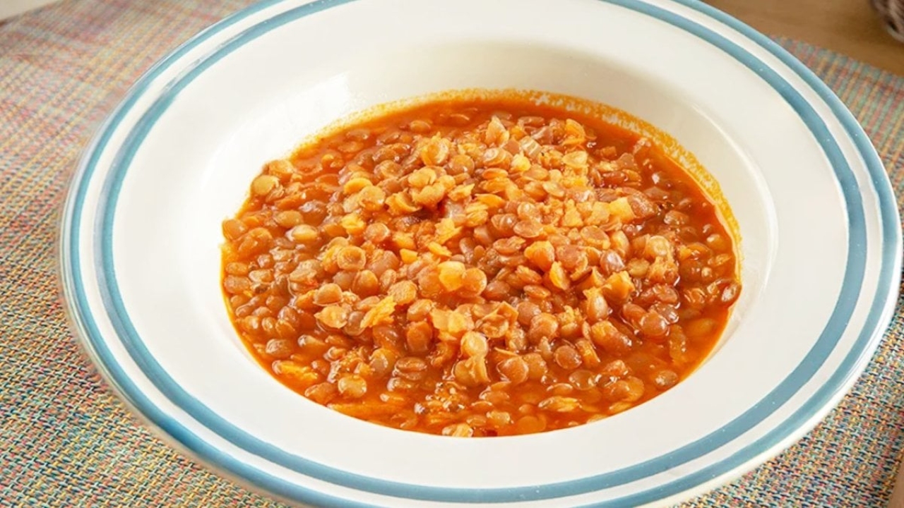Mercimek yemeğiniz artık kararmayacak! Sadece bir miktar atın mucizeyi görün...