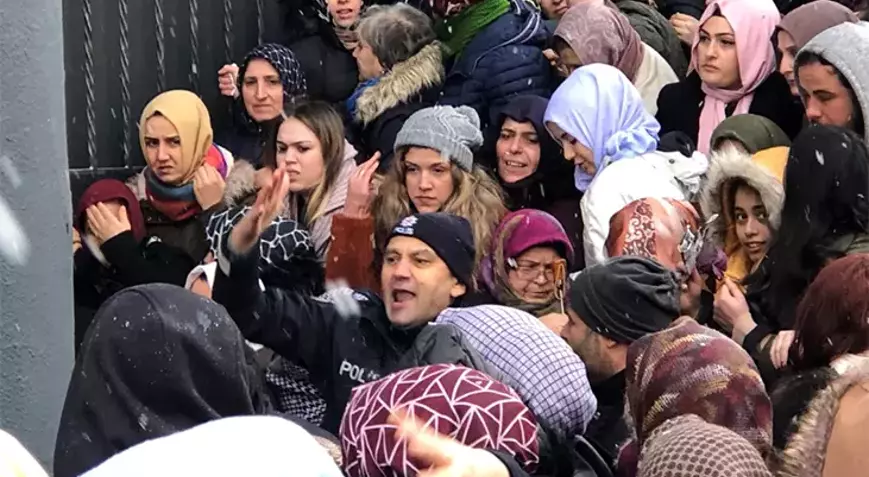'Ucuz tencere' hırsı izdihama neden oldu! Açılışta yüzlerce kişi birbirini ezdi