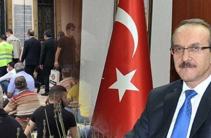 İmamoğlu’nu VIP’e aldırmayan Vali, kendisine namazda özel saf tutturdu..