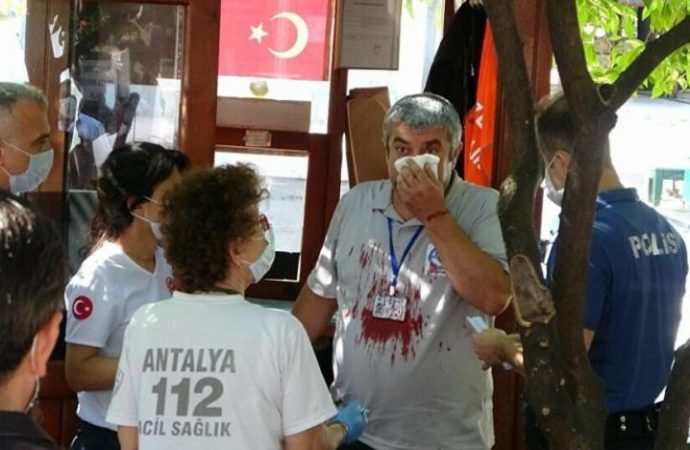 Maske uyarısı yapan güvenlik görevlisine bıçakla saldırdı!