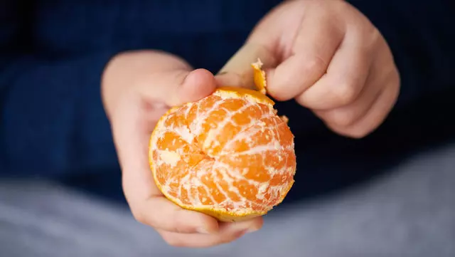 Mandalinayı soyarken çöpe atıyoruz! Meğer o beyaz lifler şifa saçıyormuş