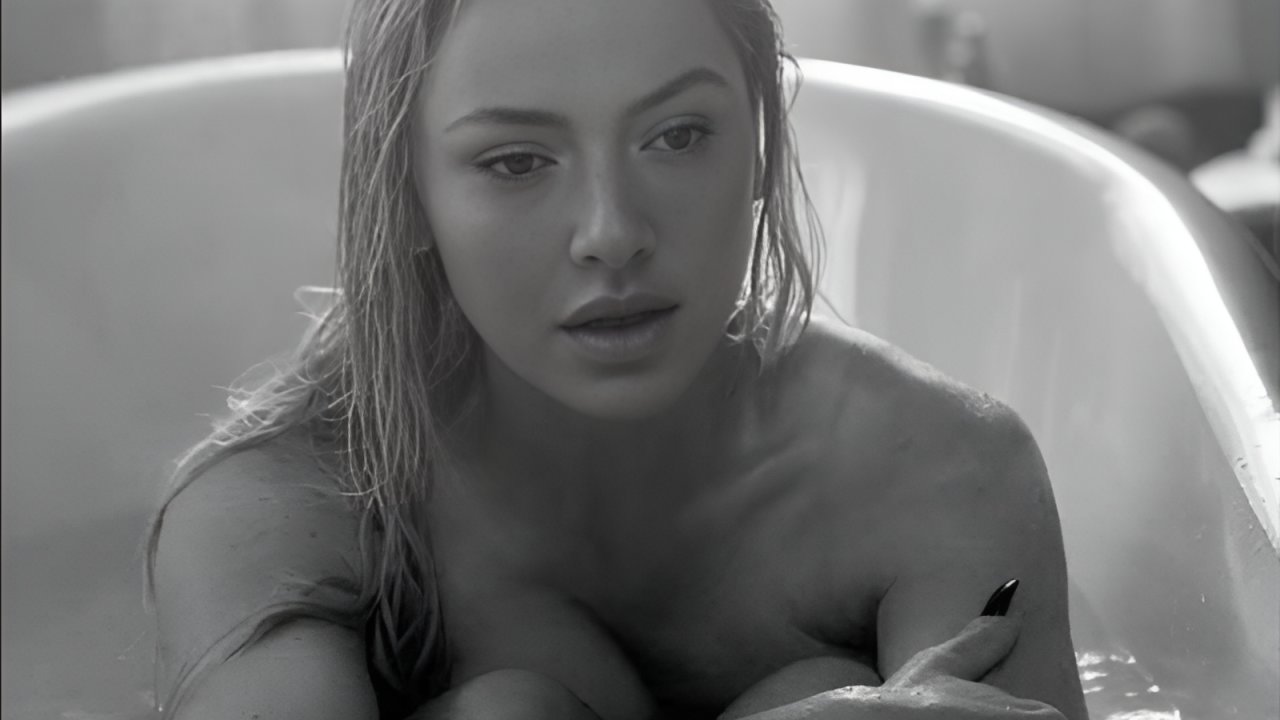 Hadise'nin üstsüz pozu gündem oldu!