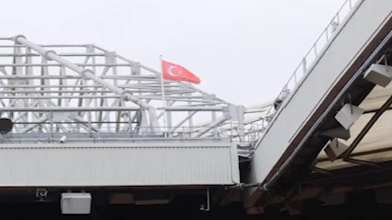 Premier Lig devi göndere Türk bayrağını dalgalandırdı!