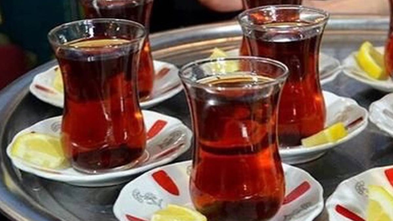 Çayı böyle içenler işini biliyor! Hem lezzeti artıyor hem de faydası: Etkisini duyunca hep böyle içeceksiniz