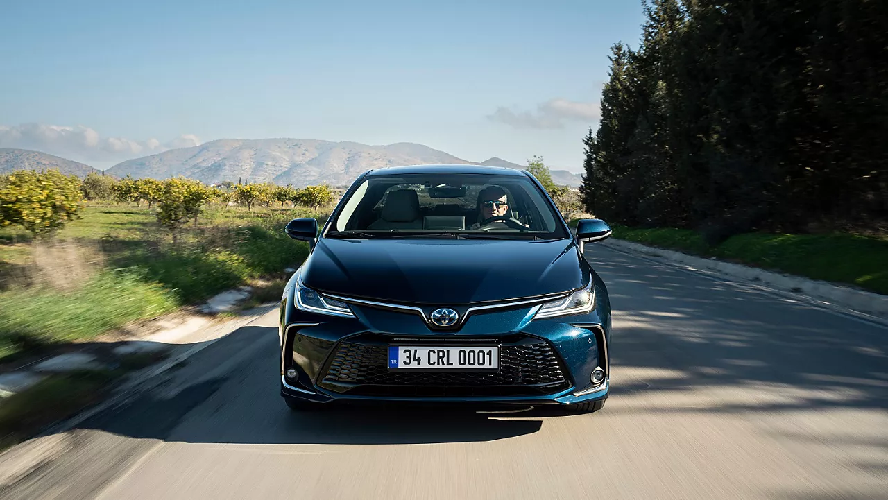 Toyota yeni Corolla'sını tanıttı! Türkiye'deki satış fiyatı da belli oldu: İşte detaylar