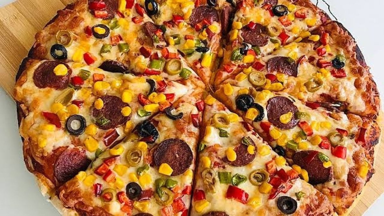 Kendinize özel pizza yapmak için işte tarifi! Hazırlarından kat kat lezzetli, hamuru incecik