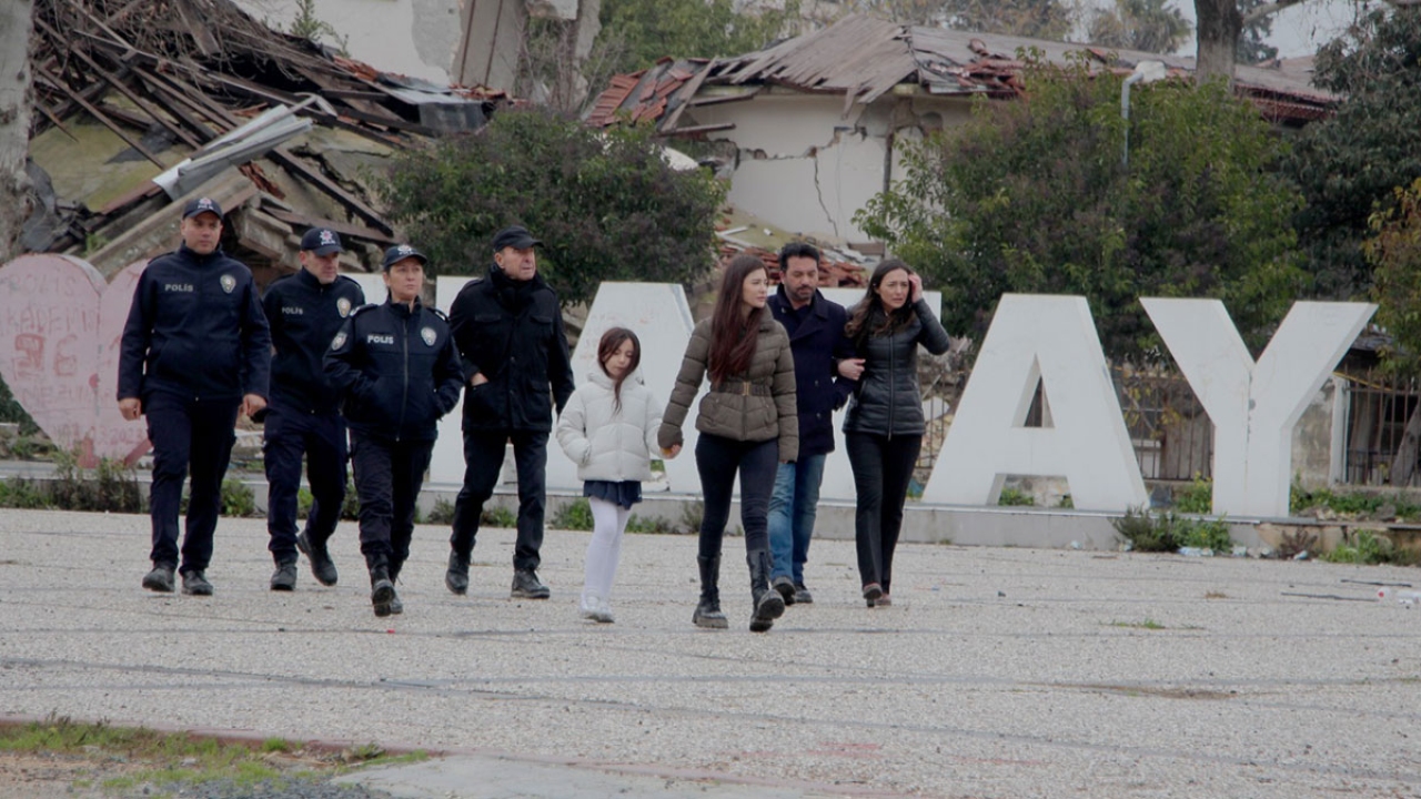 Arka Sokaklar ekibi deprem bölgesinde: Geriye hiçbir şey kalmamış