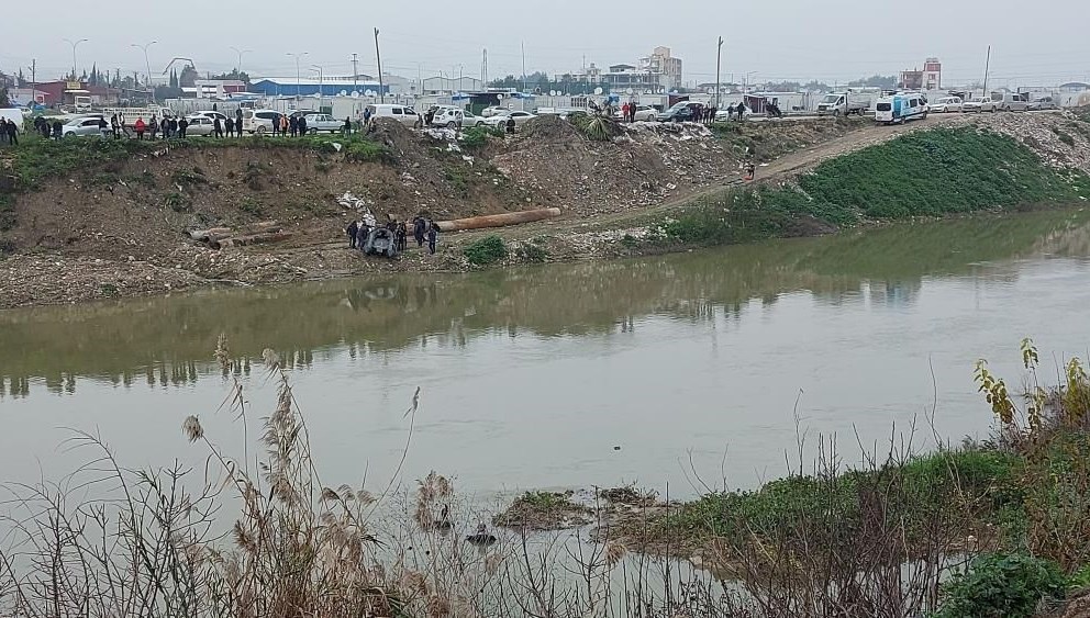 Hatay'da Asi Nehri'nde çamura saplanan vatandaş itfaiye tarafından kurtarıldı