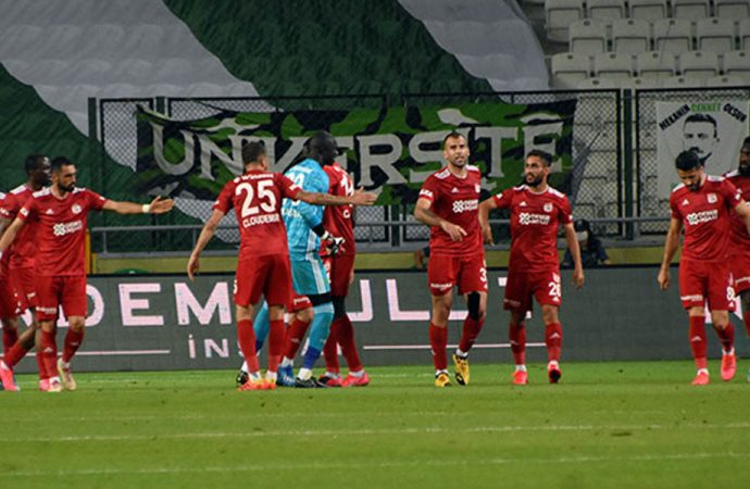 Sivasspor son nefeste puan aldı, Konyaspor ateş hattına düştü...