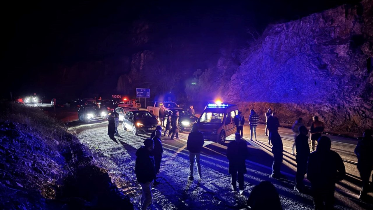Yolda Heyelan Alarmı: Ulaşım İçin Kilitlendi